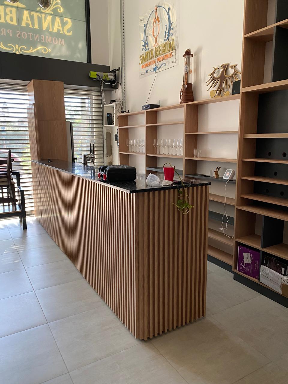 Cocina integral en melamina con alacenas y bajo mesada
