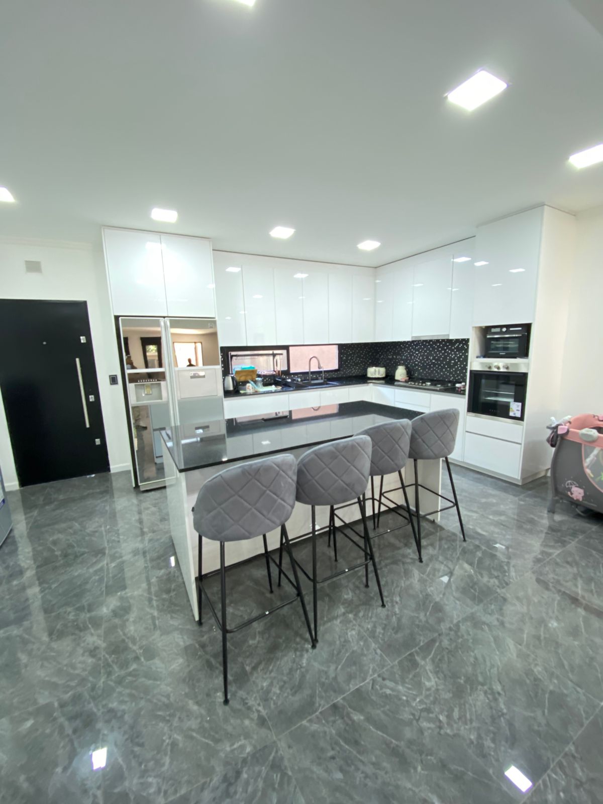 Mueble en melamina realizado por Fabricación Real