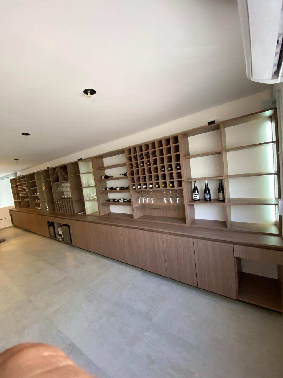 Cocina moderna con alacena y módulos combinados