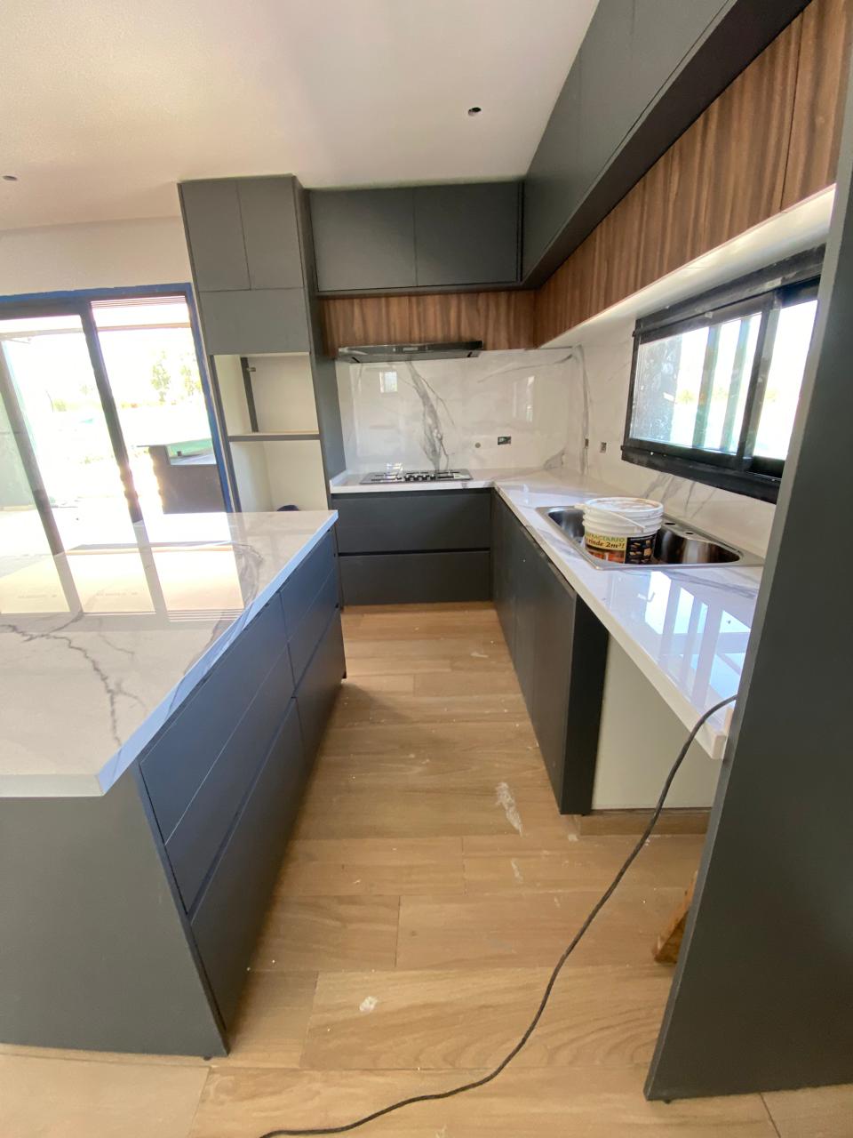 Alacena superior con puertas batientes y tiradores perfil