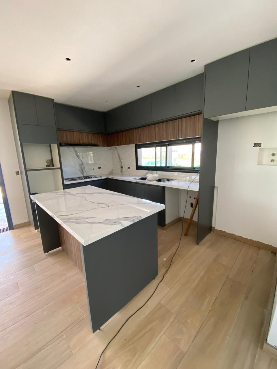 Interior de placard con cajonera, pantalonero y barrales