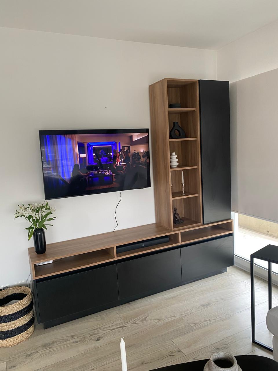 Rack de TV flotante con panel pasacables